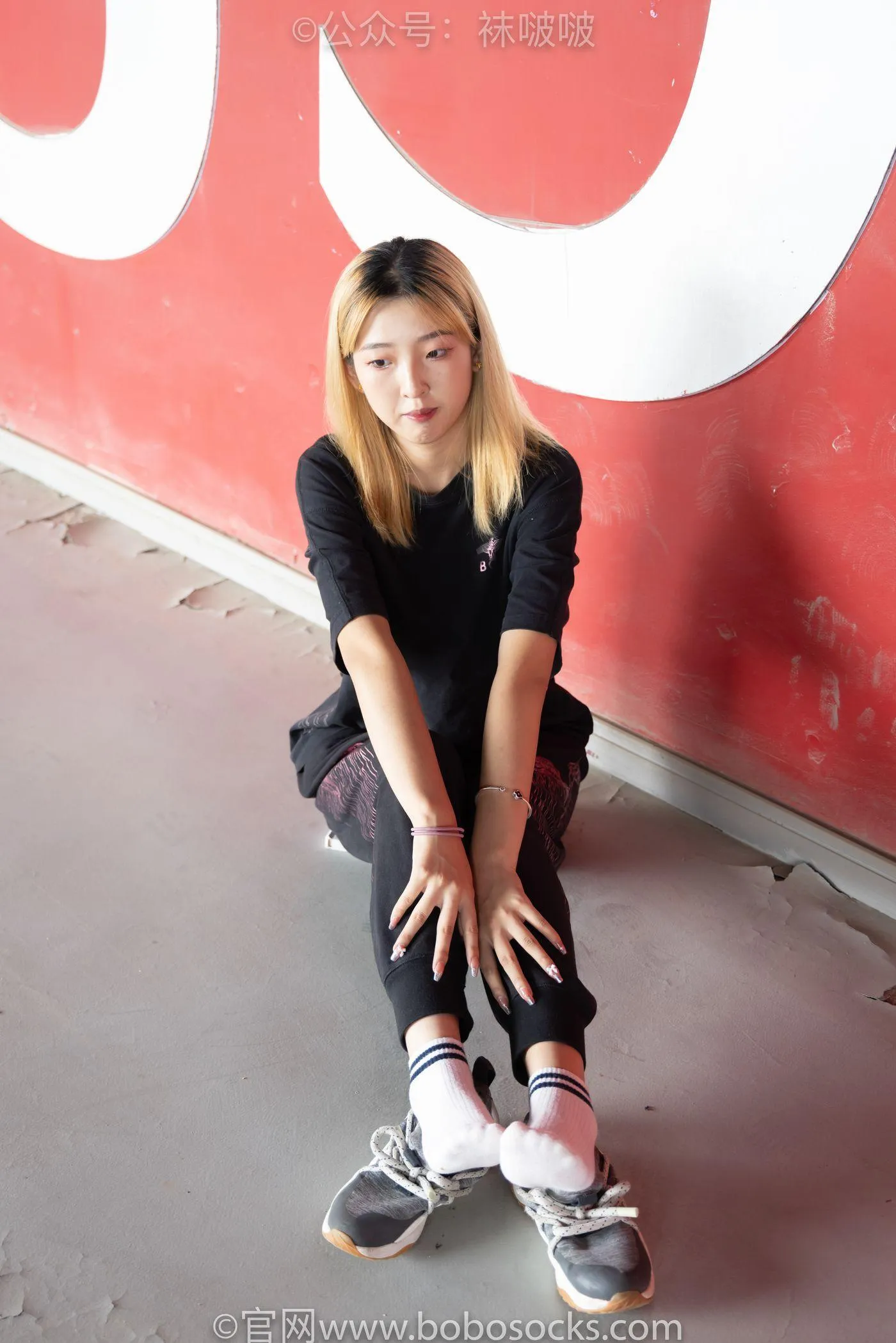 [BoBoSocks袜啵啵]NO.018 木木-运动鞋、白棉袜、裸足 [136P]插图1